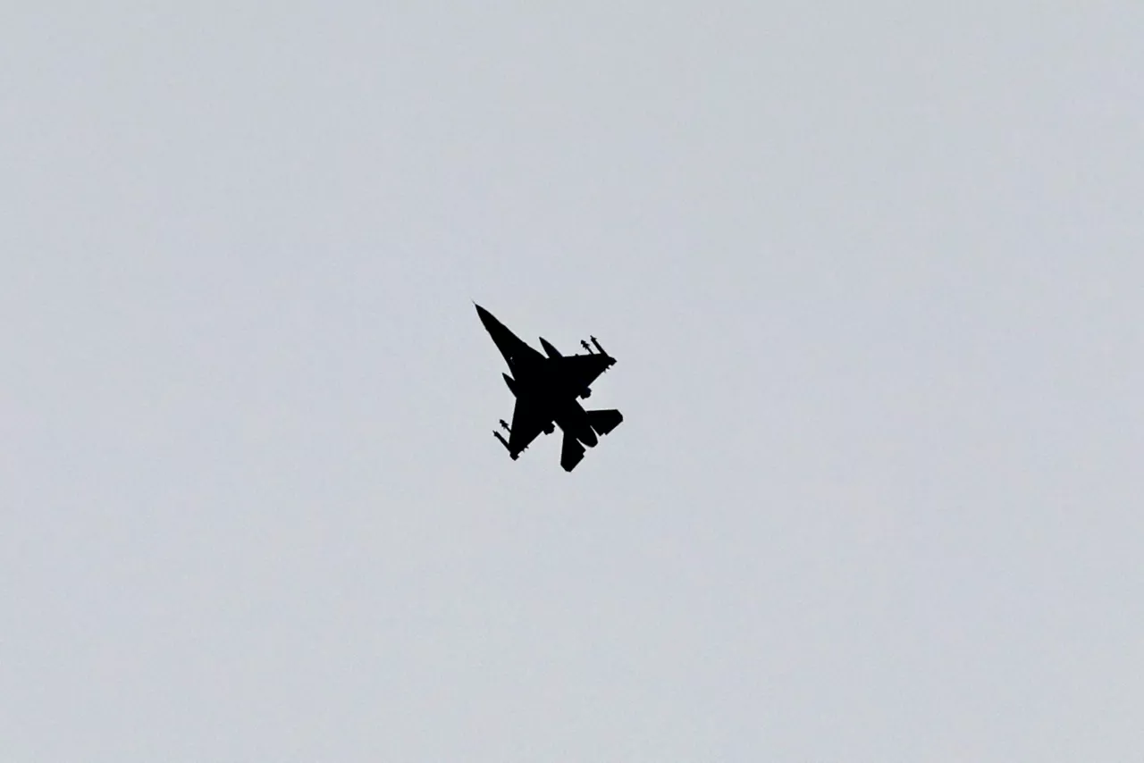 Kiryat Shmona (Israel), 13/03/2026.- An Israeli fighter jet flies over the Upper Galilee, near the Israeli-Lebanon border, 13 March 2026. The Israeli military stated it is conducting strikes across Lebanon targeting Hezbollah infrastructure and personnel. (Líbano, Hizbulá/Hezbolá) EFE/EPA/ATEF SAFADI
