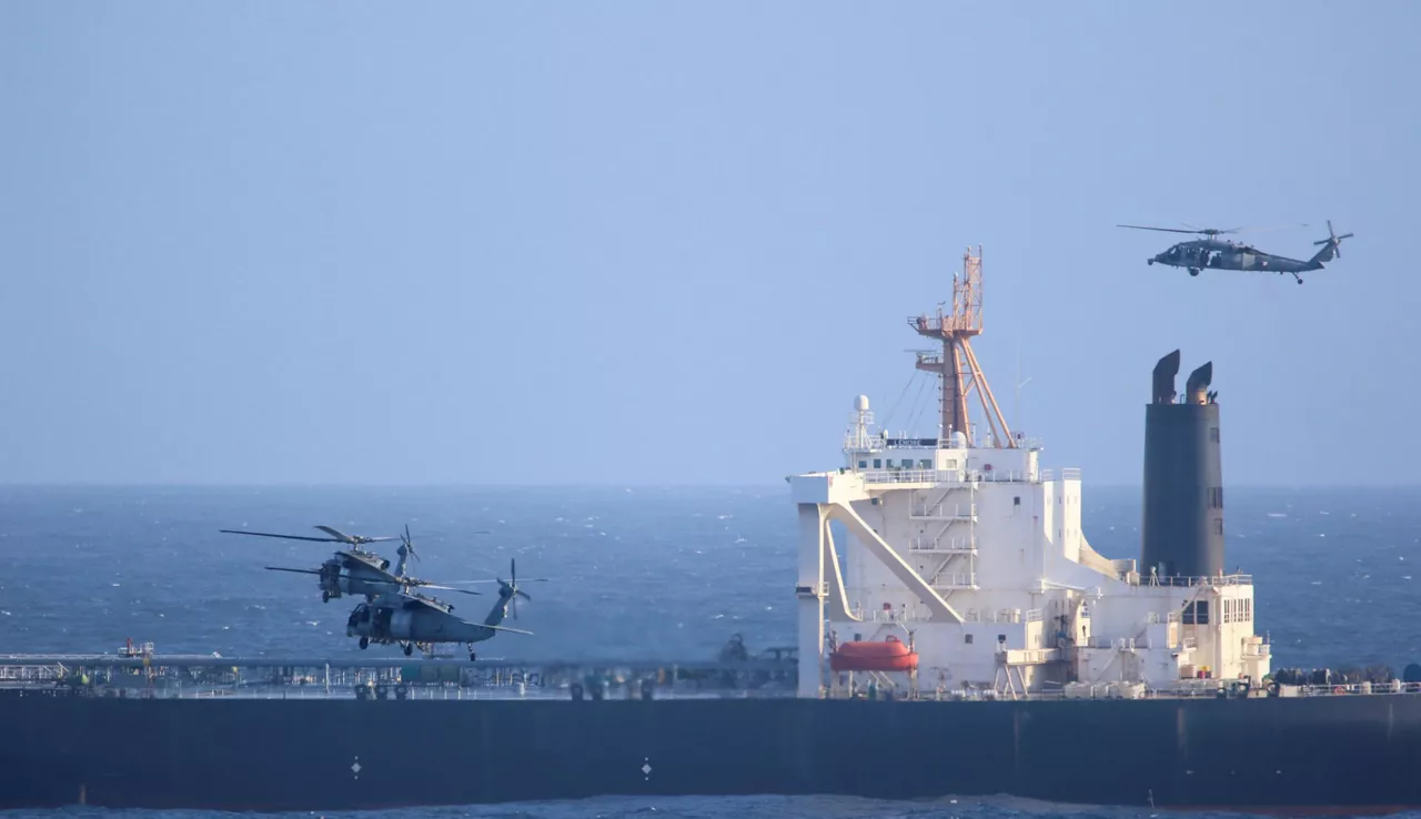 AME8841. WASHINGTON (ESTADOS UNIDOS), 05/06/2026.- Fotografía tomada de la cuenta oficial en X @INDOPACOM del Comando Indo-Pacífico de Estados Unidos que muestra el momento de la interdicción marítima y abordaje a un buque cisterna ubicado en el océano Índico. La Armada estadounidense interceptó y abordó un buque cisterna sancionado y vinculado a Irán en la zona del Indo-Pacífico, informó este viernes el Departamento de Guerra de Estados Unidos, que mantiene un bloqueo naval a las costas de la República Islámica. EFE/ @INDOPACOM /SOLO USO EDITORIAL/ NO VENTAS/ SOLO DISPONIBLE PARA ILUSTRAR LA NOTICIA QUE ACOMPAÑA (CRÉDITO OBLIGATORIO)
