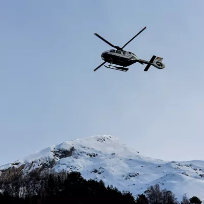 FOTODELDÍA PANTICOSA (HUESCA), 29/12/2025.- La identidad de las tres personas de origen vasco fallecidas al ser arrolladas junto a otras tres por un alud en la ladera oeste del pico Tablato, en el entorno del Balneario de Panticosa, en el Pirineo de Huesca, se dará a conocer una vez sean localizadas e informadas sus familias. Así lo ha asegurado el delegado del Gobierno en Aragón, Fernando Beltrán, en una comparecencia hecha ante los medios de comunicación en el helipuerto de Panticosa, junto a responsables de los equipos de rescate de la Guardia Civil que participan en la operación. EFE/ Javier Blasco
