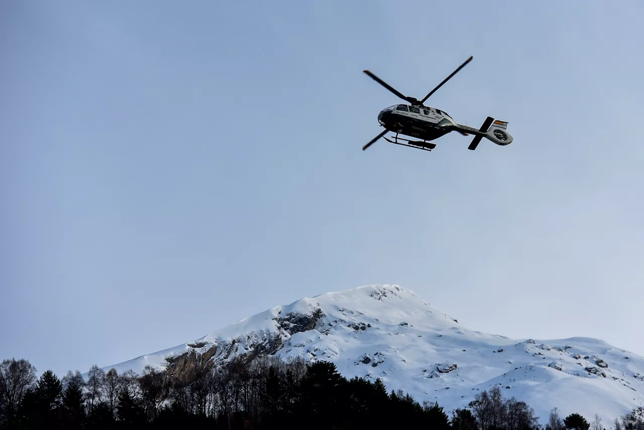 FOTODELDÍA PANTICOSA (HUESCA), 29/12/2025.- La identidad de las tres personas de origen vasco fallecidas al ser arrolladas junto a otras tres por un alud en la ladera oeste del pico Tablato, en el entorno del Balneario de Panticosa, en el Pirineo de Huesca, se dará a conocer una vez sean localizadas e informadas sus familias. Así lo ha asegurado el delegado del Gobierno en Aragón, Fernando Beltrán, en una comparecencia hecha ante los medios de comunicación en el helipuerto de Panticosa, junto a responsables de los equipos de rescate de la Guardia Civil que participan en la operación. EFE/ Javier Blasco
