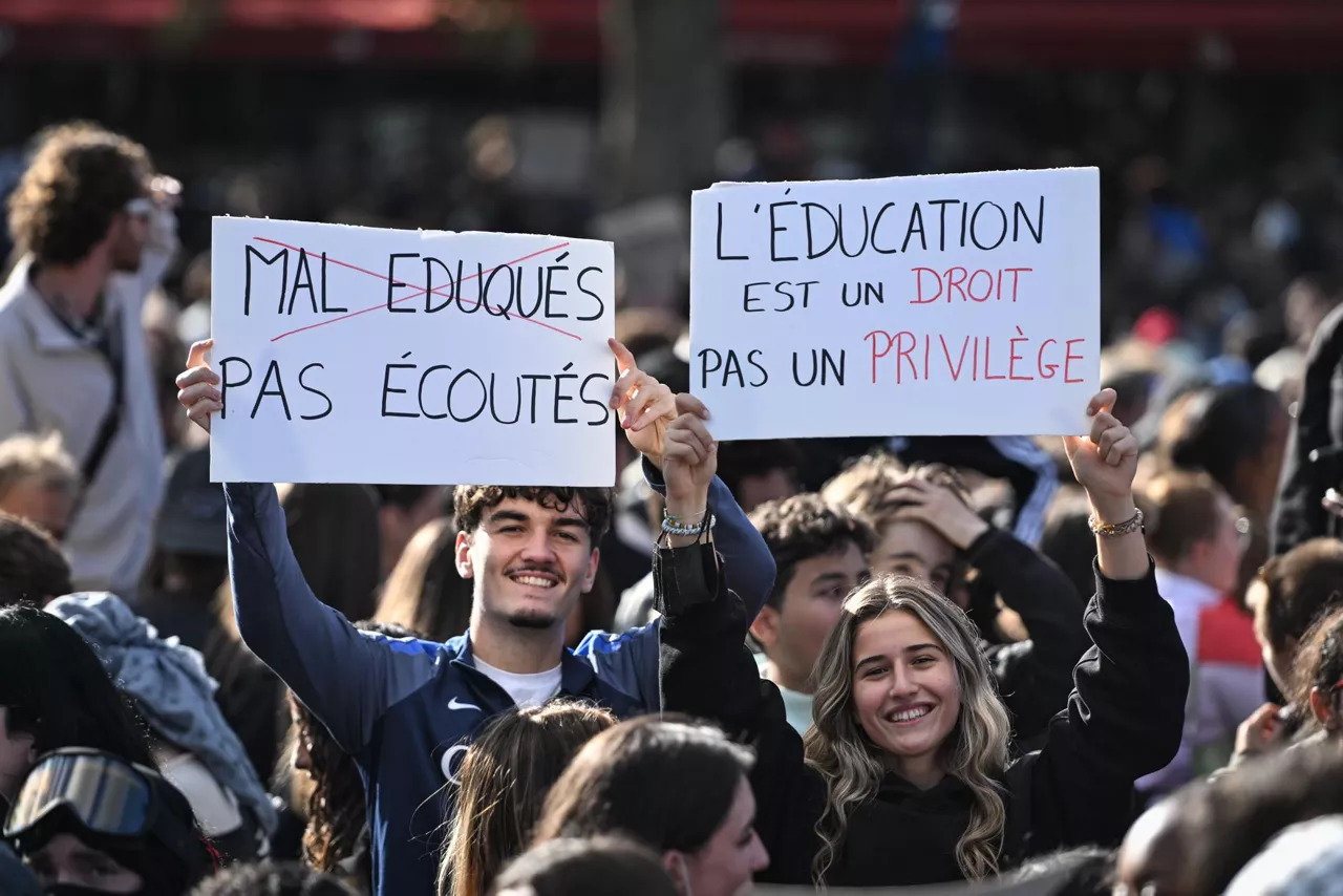 PARIS (France), 08/10/2026.- Protesters hold placards as they gather at Bastille square during a demonstration over school conditions in Paris, France, 08 October 2026. A wave of nationwide protests by high school students has been sweeping across France since late September 2026, later joined by university students, over severe teacher shortages, overcrowded lecture halls and classrooms, resource deficits, and poor learning conditions. (Protestas, Francia) EFE/EPA/FIRAS ABDULLAH
