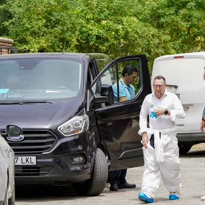 LOS ARQUEROS (BENAHAVÍS), 21/07/2026.- Agentes de la Guardia Civil y los servicios funerarios en Los Arqueros (Benahavís), donde una mujer de 45 años ha sido hallada muerta con signos de violencia en una vivienda de una urbanización de la citada localidad. La víctima presenta en principio un corte en el cuello por arma blanca. La mujer, de origen extranjero, estaba registrada en el sistema VioGén, pero su caso ya no estaba activo. EFE/ Juan Carlos Domínguez
