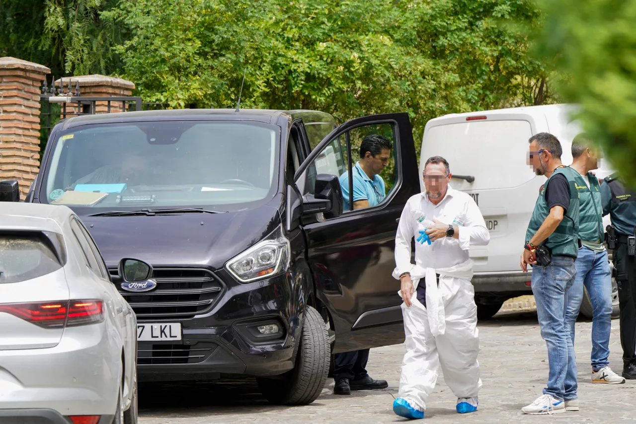 LOS ARQUEROS (BENAHAVÍS), 21/07/2026.- Agentes de la Guardia Civil y los servicios funerarios en Los Arqueros (Benahavís), donde una mujer de 45 años ha sido hallada muerta con signos de violencia en una vivienda de una urbanización de la citada localidad. La víctima presenta en principio un corte en el cuello por arma blanca. La mujer, de origen extranjero, estaba registrada en el sistema VioGén, pero su caso ya no estaba activo. EFE/ Juan Carlos Domínguez
