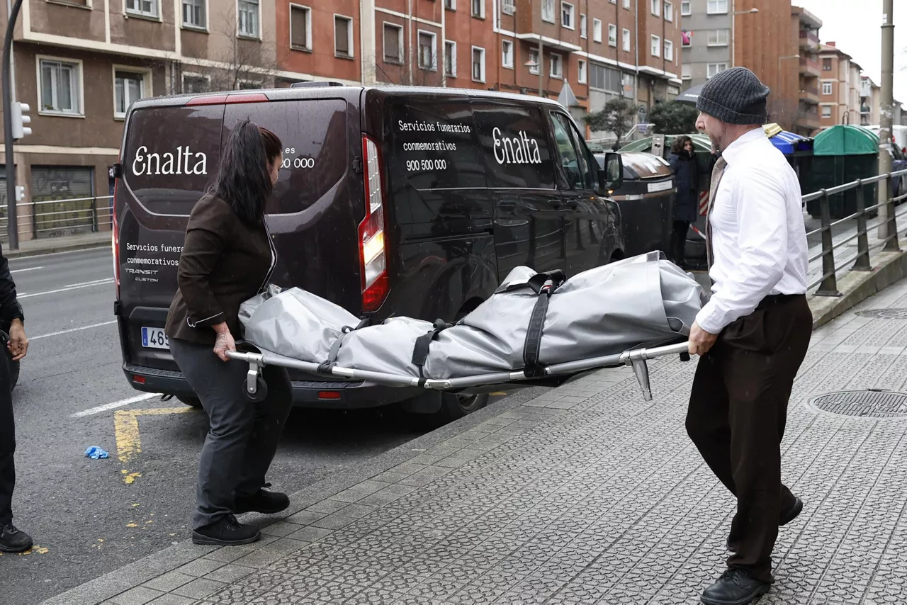 BILBAO, 30/01/2026.- Trabajadores de la funeraria trasladan el cuerpo del hombre de 67 años que este viernes ha sido presuntamente asesinado en su domicilio de Bilbao por su pareja, una mujer de 55 años que ha sido detenida por la Ertzaintza.EFE/ Miguel Toña

