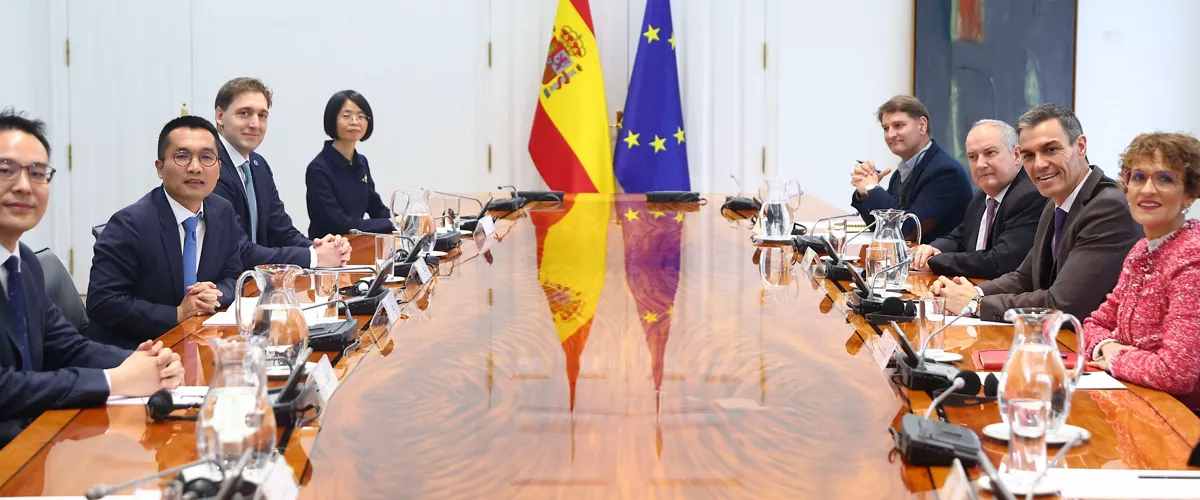 MADRID, 09/03/2026.- El presidente del Gobierno, Pedro Sánchez (2d) mantiene un encuentro con el CEO de Hithium, Jeff Wu (2i), este lunes en el Complejo de la Moncloa. EFE/ Pool Moncloa/Fernando Calvo SOLO USO EDITORIAL/SOLO DISPONIBLE PARA ILUSTRAR LA NOTICIA QUE ACOMPAÑA (CRÉDITO OBLIGATORIO)
