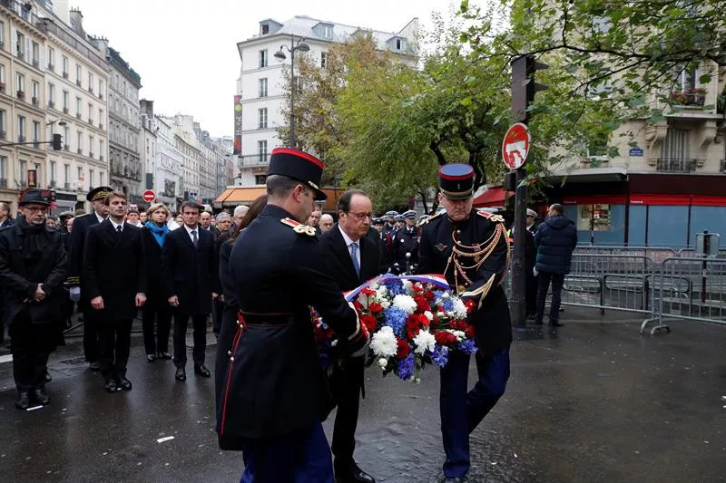 FRANÇOIS HOLLANDE ETA ANNE HIDALGO BATACLAN OMENALDIA PARISEN EFE