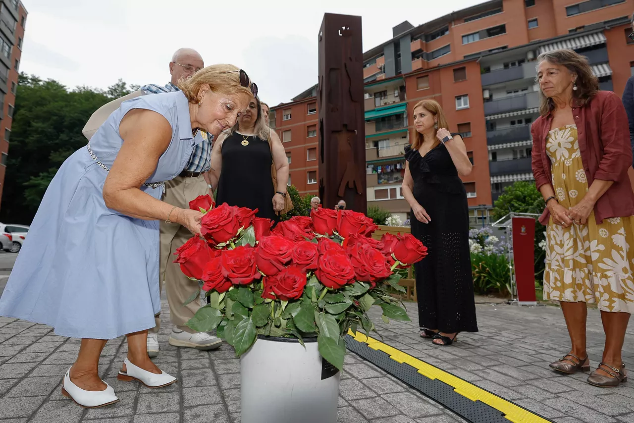 ERMUA, 10/07/2026.- El Ayuntamiento de Ermua (Bizkaia) ha homenajeado este viernes al edil del PP de esta localidad Miguel Ángel Blanco, cuando se cumplen 29 años de su secuestro y posterior asesinato por parte de la banda terrorista ETA. En el acto han participado la alcaldesa de Ermua, Beatriz Gámiz, la delegada del Gobierno en el País Vasco, Marisol Garmendia (d), la consejera de Justicia del Gobierno Vasco, María Jesús San José (2d), así como los tíos de Miguel Ángel Blanco (i). EFE/ Miguel Toña
