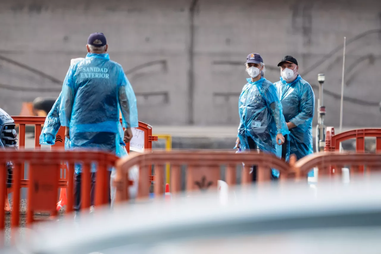 Autocares de la UME con los ciudadanos españoles evacuados del crucero MV Hondius fondeado cerca del puerto de Granadilla, a 10 de mayo de 2026, en Granadilla de Abona, Tenerife, Islas Canarias (España). El operativo de evacuación del crucero MV Hondius con hantavirus está dispuesto para comenzar las operaciones de desembarco y traslado de los pasajeros a sus respectivos países.



Europa Press Canarias / Europa Press

10 MAYO 2026 HANTAVIRUS;

10/5/2026