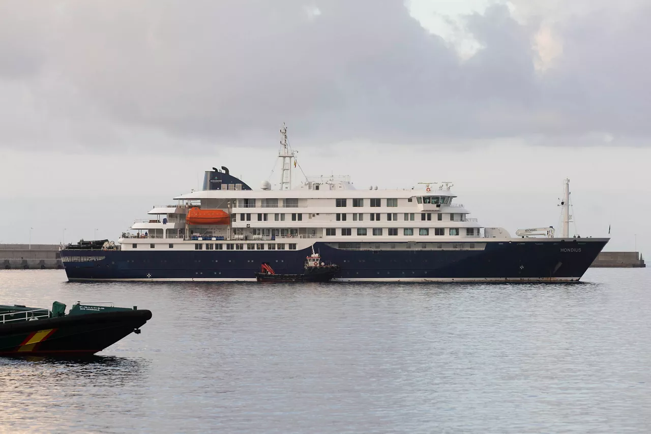 GRAFCAN3627. GRANADILLA DE ABONA (TENERIFE) (ESPAÑA), 10/05/2026.- El crucero neerlandés MV Hondius, que ha sufrido un brote de hantavirus a bordo durante su travesía por el Atlántico Sur, ha entrado a las 6.05 horas de Canarias (5.05 GMT) en el puerto de Granadilla de Abona (sur de Tenerife) para fondear y desembarcar a sus ocupantes. Al barco ya han subido médicos del Servicio de Sanidad Exterior. EFE/Miguel Barreto
