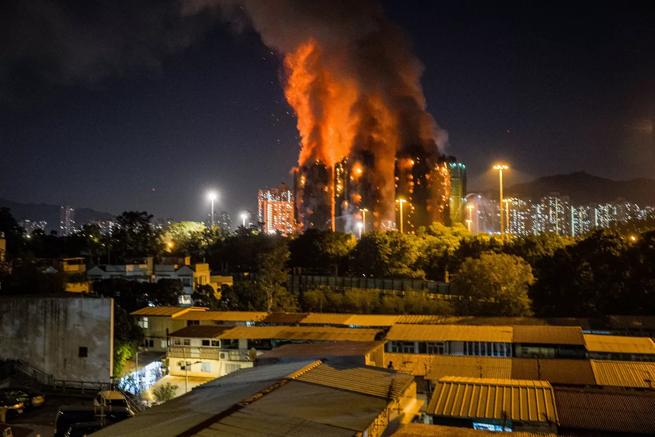 HONG KONG (China), 26/11/2025.- An apartment burns in Tai Po in Hong Kong, China, 26 November 2025. According to the Hong Kong government, the five alarm fire, which started 26 November, has left four people dead and three in critical condition. EFE/EPA/LEUNG MAN HEI
