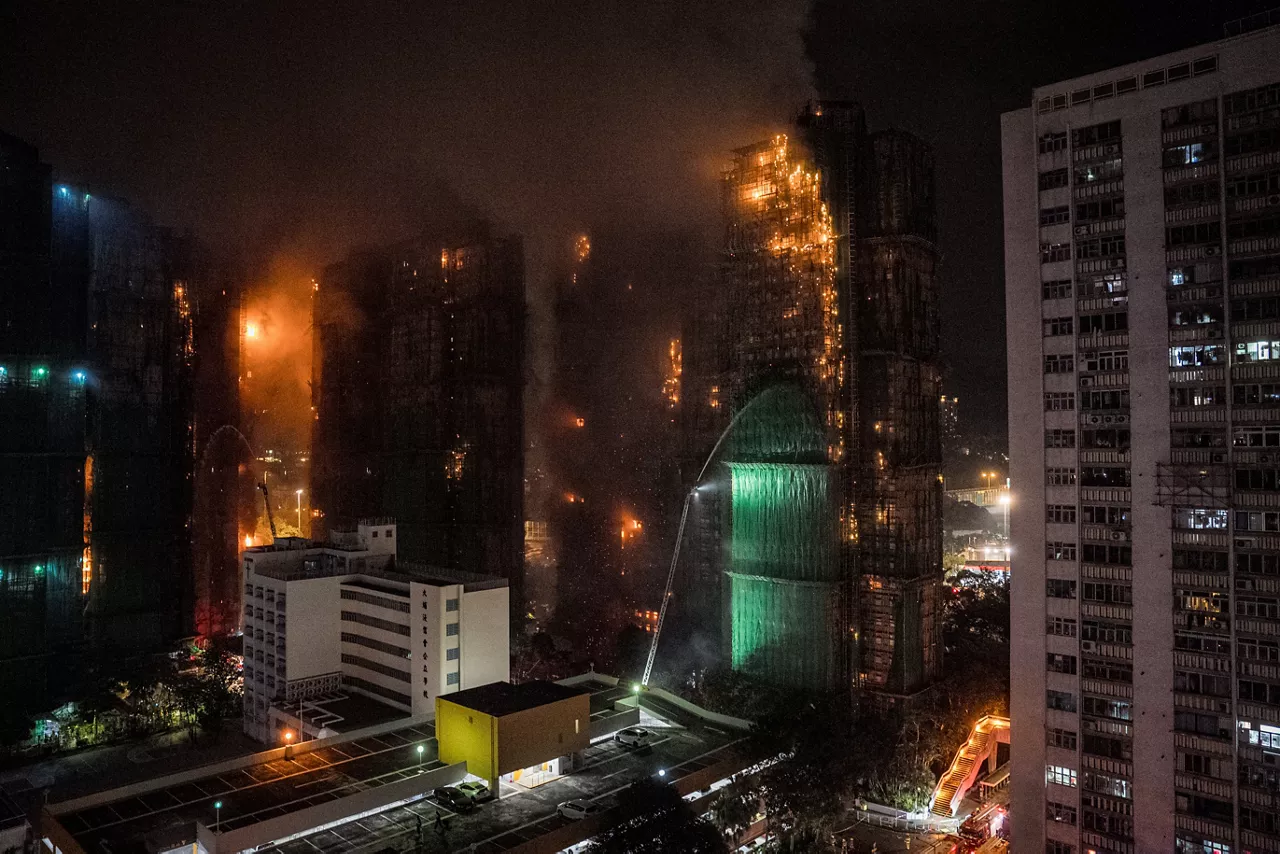 HONG KONG (China), 26/11/2025.- Firefighters spray water at an apartment fire in Tai Po in Hong Kong, China, 26 November 2025. According to the Hong Kong government, the five alarm fire, which started 26 November, has left at least 13 people dead and three in critical condition. EFE/EPA/LEUNG MAN HEI
