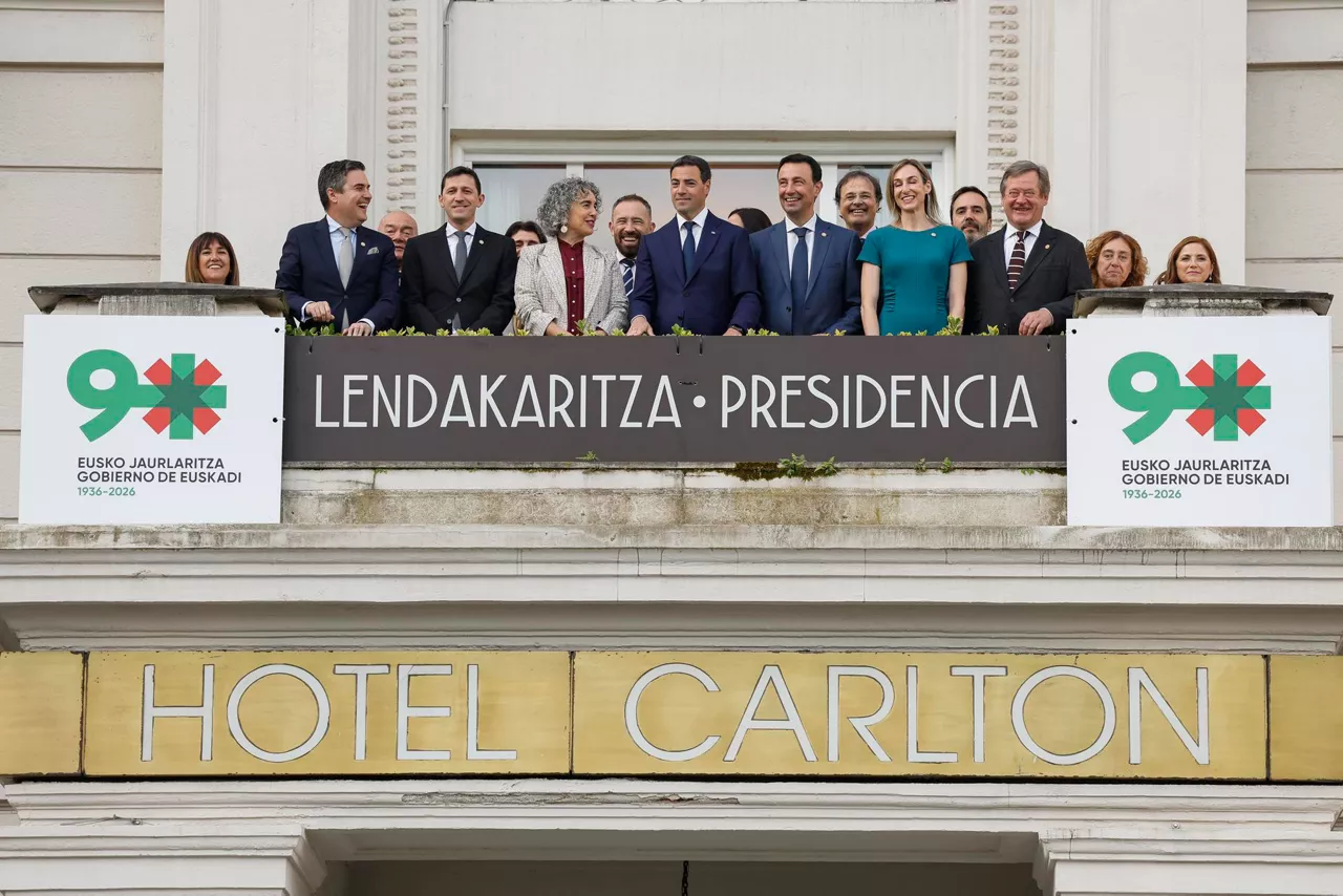 BILBAO, 21/04/2026.- El Gobierno Vasco, presidido por el lehendakari Imanol Pradales (c) y con motivo de su 90 aniversario, ha celebrado este martes su Consejo de Gobierno en el Hotel Carlton de Bilbao, que durante la Guerra Civil albergó la sede del primer Ejecutivo vasco. EFE/ Miguel Toña
