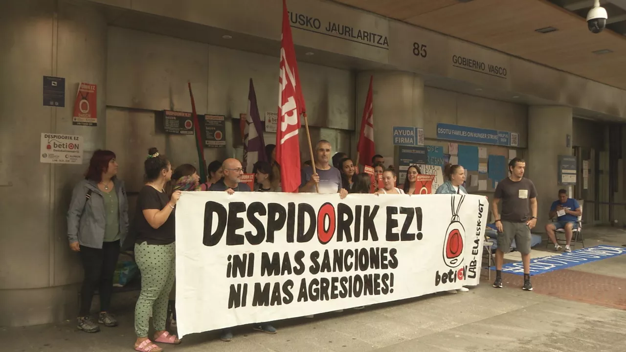 Concentración de la plantilla de BetiON, este lunes, ante la sede del Gobierno Vasco en Bilbao, con motivo de la huelga de 24 horas