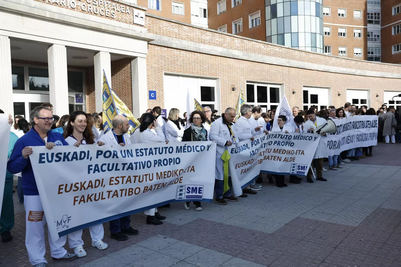 BARAKALDO (BIZKAIA), 14/01/2026.- Numerosos profesionales de la medicina se han concentrado este miércoles frente al Hospital de Cruces en Barakaldo (Bizkaia) en el marco de las movilizaciones convocadas en varias comunidades contra el Estatuto Marco. EFE/ Miguel Toña
