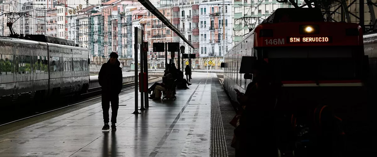 BILBAO, 09/02/2026.- Varios trenes permanecen parados en la estación de Abando de Bilbao este lunes, jornada en que la huelga convocada por los sindicatos de Renfe y de Adif para reclamar una mayor inversión en la red española tras los accidentes registrados en Córdoba y Cataluña, ha afectado a casi la mitad de los servicios en Euskadi a primera hora de la mañana. EFE/ Miguel Toña
