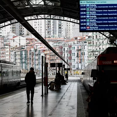 BILBAO, 09/02/2026.- Varios trenes permanecen parados en la estación de Abando de Bilbao este lunes, jornada en que la huelga convocada por los sindicatos de Renfe y de Adif para reclamar una mayor inversión en la red española tras los accidentes registrados en Córdoba y Cataluña, ha afectado a casi la mitad de los servicios en Euskadi a primera hora de la mañana. EFE/ Miguel Toña
