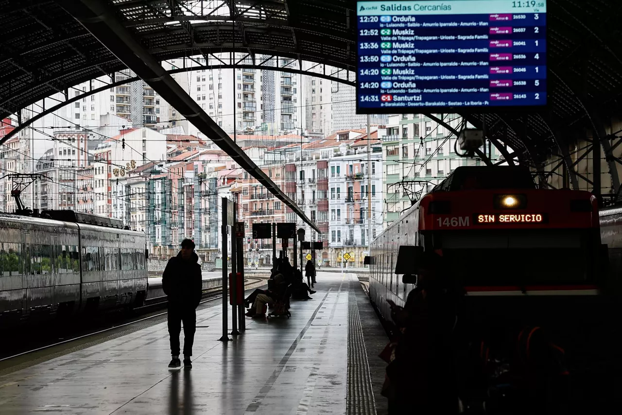 BILBAO, 09/02/2026.- Varios trenes permanecen parados en la estación de Abando de Bilbao este lunes, jornada en que la huelga convocada por los sindicatos de Renfe y de Adif para reclamar una mayor inversión en la red española tras los accidentes registrados en Córdoba y Cataluña, ha afectado a casi la mitad de los servicios en Euskadi a primera hora de la mañana. EFE/ Miguel Toña
