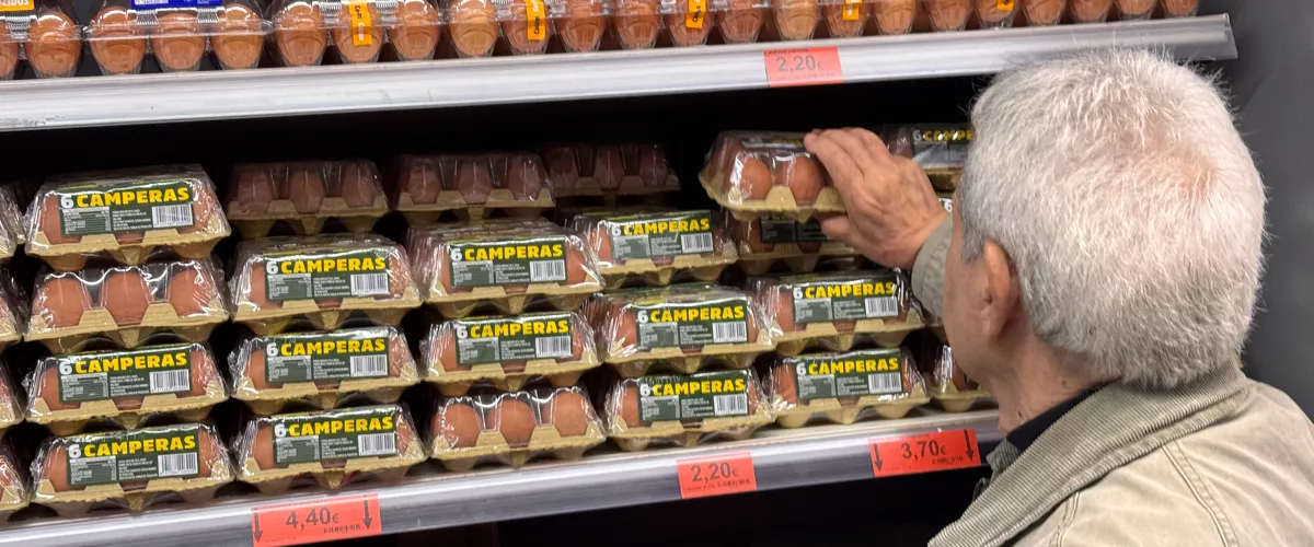 FOTODELDÍA GRAFCAV6307. BILBAO, 11/11/2025.-Una persona coge unos huevos en un supermercado. El huevo es, de largo, uno de los alimentos más inflacionistas en los últimos meses.A la espera del dato de octubre, que se conocerá este viernes, y atendiendo a los datos de septiembre, los huevos se han encarecido un 17,9 % anual. Además, es el alimento que más ha subido de precio desde enero, un 15,9 %. EFE/Luis Tejido
