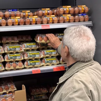 FOTODELDÍA GRAFCAV6307. BILBAO, 11/11/2025.-Una persona coge unos huevos en un supermercado. El huevo es, de largo, uno de los alimentos más inflacionistas en los últimos meses.A la espera del dato de octubre, que se conocerá este viernes, y atendiendo a los datos de septiembre, los huevos se han encarecido un 17,9 % anual. Además, es el alimento que más ha subido de precio desde enero, un 15,9 %. EFE/Luis Tejido
