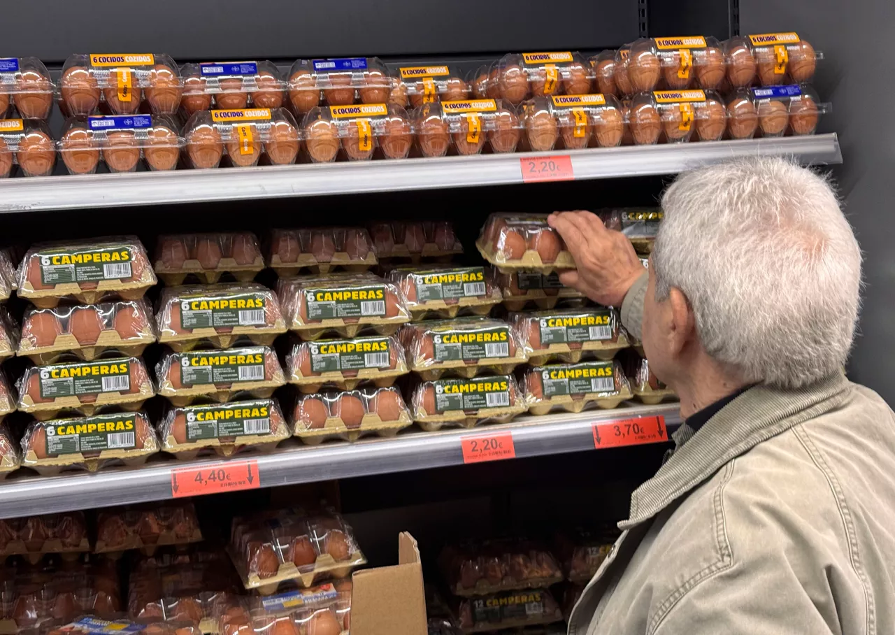 FOTODELDÍA GRAFCAV6307. BILBAO, 11/11/2025.-Una persona coge unos huevos en un supermercado. El huevo es, de largo, uno de los alimentos más inflacionistas en los últimos meses.A la espera del dato de octubre, que se conocerá este viernes, y atendiendo a los datos de septiembre, los huevos se han encarecido un 17,9 % anual. Además, es el alimento que más ha subido de precio desde enero, un 15,9 %. EFE/Luis Tejido
