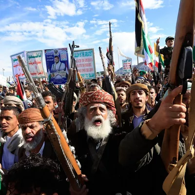 SANA'A (Yemen), 27/03/2026.- Houthi supporters shout slogans during a rally in solidarity with Iran in Sanaa, Yemen, 27 March 2026. Yemen's Houthi leader, Abdul-Malik al-Houthi, said in a televised speech that his group would not hesitate to intervene militarily in support of Iran if developments required it. EFE/EPA/YAHYA ARHAB
