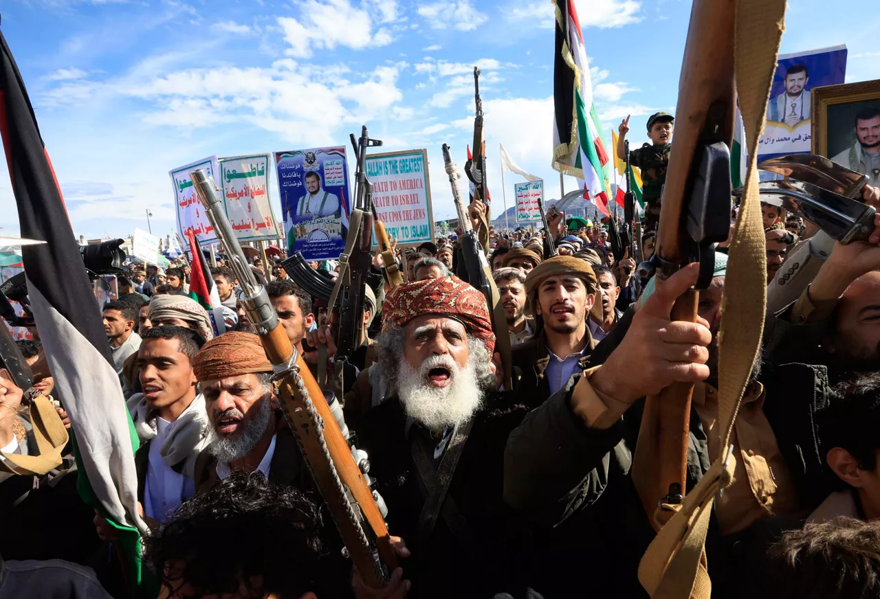 SANA'A (Yemen), 27/03/2026.- Houthi supporters shout slogans during a rally in solidarity with Iran in Sanaa, Yemen, 27 March 2026. Yemen's Houthi leader, Abdul-Malik al-Houthi, said in a televised speech that his group would not hesitate to intervene militarily in support of Iran if developments required it. EFE/EPA/YAHYA ARHAB
