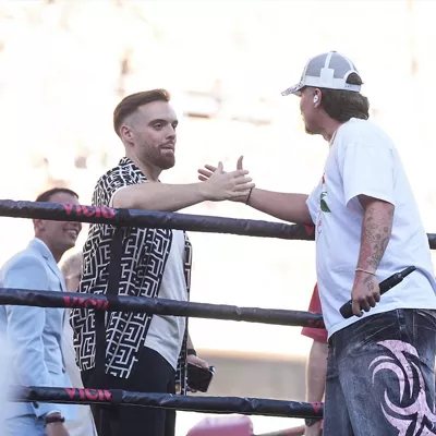 (Foto de ARCHIVO)

El creador de contenido, Ibai Llanos, (i) junto al cantante Saiko (d) durante la quinta edición de La Velada del Año en el Estadio de La Cartuja, a 26 de julio de 2025 en Sevilla (Andalucía, España). El creador de contenidos, Ibai Llanos, ha organizado la quinta Velada del Año. El Estadio La Cartuja alberga a unos 75.000 espectadores, una cifra que volverá a ser histórica. El Santiago Bernabéu ya acogió un número similar en la pasada edición de La Velada, unos 80.000 espectadores, convirtiendo el evento en el de mayor aforo de la historia en España para una cita boxística: superó un récord establecido hace casi 100 años en el combate entre Paulino Uzcudun y Primo Carnera en el Estadio Olímpico de Montjuïc en 1930. Con un pico de 3,85 millones de dispositivos conectados, La Velada del Año posee, en su cuarta edición, el récord de la emisión más vista de la historia en cualquier idioma en Twitch, la gran plataforma de streaming. Es, sin duda, el mayor evento jamás concebido en internet, y copa el top 3 de emisiones más vistas en la plataforma. El objetivo, un año más: volver a hacer historia.



Joaquín Corchero / Europa Press

26/7/2025