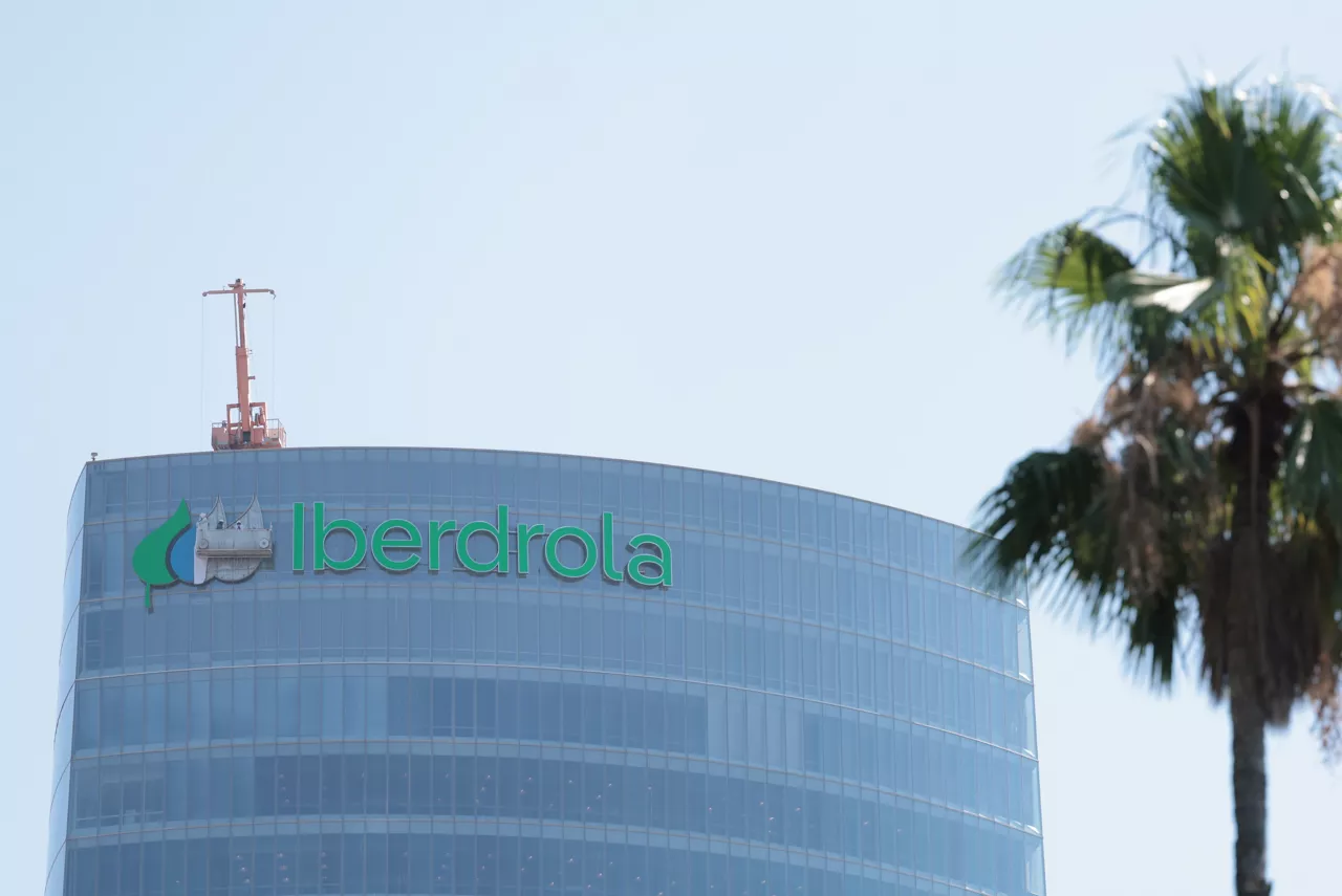 . BILBAO, 22/07/2026.- Imagen de la sede social de Iberdrola donde cambian el logo y la tipografía de letra este miércoles. La energética española Iberdrola obtuvo un beneficio neto de 4.336,4 millones de euros en el primer semestre, cerca de un 22 % más que en el mismo periodo del ejercicio anterior, incluyendo las plusvalías de la venta del negocio en México a Cox.EFE/Luis Tejido
