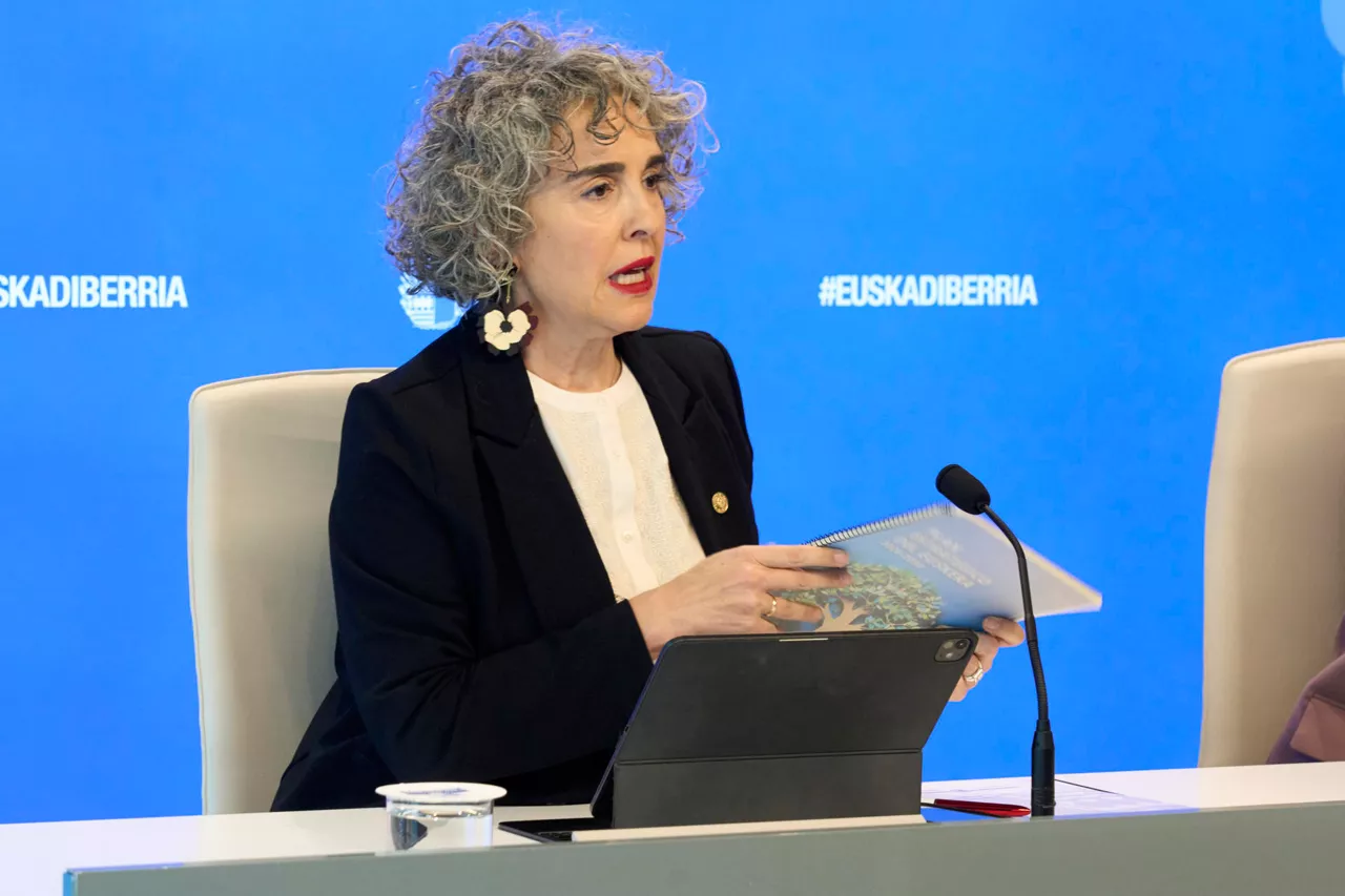 VITORIA, 31/03/2026.- La vicelehendakari y consejera de Cultura, Ibone Bengoetxea, ha informado este martes en Vitoria de los asuntos tratados en el Consejo de Gobierno. EFE / L. Rico
