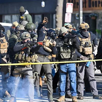 Minneapolis (United States), 24/01/2026.- Federal officers throw teagas canister and fire less-lethal rounds as they confront protesters after ICE fatally shot a man several times while they were trying to detain him in Minneapolis, Minnesota, USA, 24 January 2026. Tensions rose in the city after federal agents fatally shot a 37-year-old resident. Local leaders condemned the shooting and called for the withdrawal of federal forces, while the Department of Homeland Security maintained that agents acted in self-defense during a struggle with an armed individual. EFE/EPA/CRAIG LASSIG

