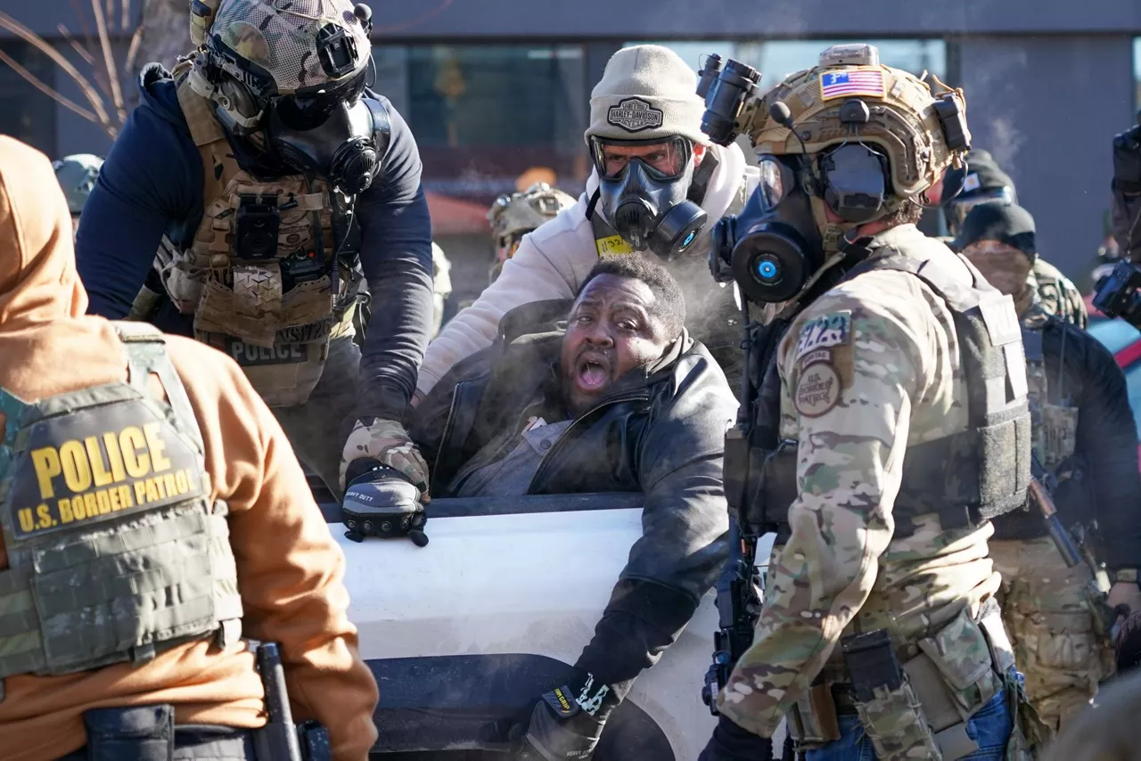 Agentes del ICE detienen a un vecino de Minneapolis. EFE