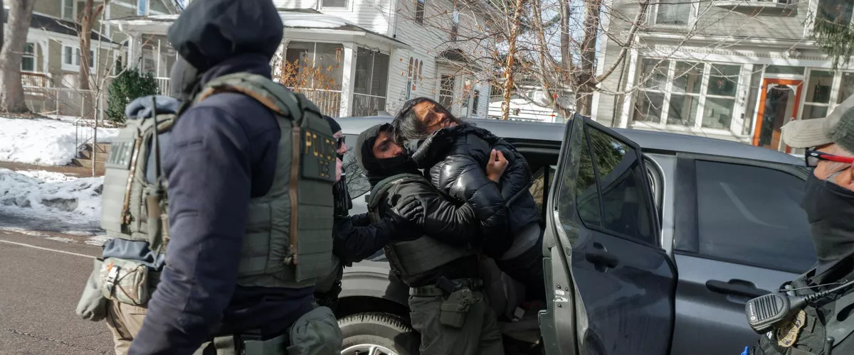Minneapolis (United States), 13/01/2026.- A woman screams as federal immigration enforcement agents shove her into their vehicle in Minneapolis, Minnesota, USA, 13 January 2026. As part of a federal immigration crackdown involving over 2,000 agents from Border Patrol, Immigration and Customs Enforcement (ICE), and Homeland Security Investigations (HSI), an ICE officer fatally shot US citizen Renee Nicole Good in her vehicle during an operation in South Minneapolis on 07 January 2026. EFE/EPA/OLGA FEDOROVA
