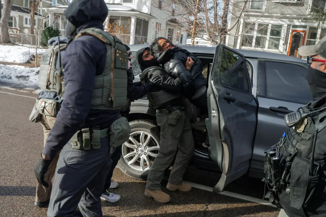 Minneapolis (United States), 13/01/2026.- A woman screams as federal immigration enforcement agents shove her into their vehicle in Minneapolis, Minnesota, USA, 13 January 2026. As part of a federal immigration crackdown involving over 2,000 agents from Border Patrol, Immigration and Customs Enforcement (ICE), and Homeland Security Investigations (HSI), an ICE officer fatally shot US citizen Renee Nicole Good in her vehicle during an operation in South Minneapolis on 07 January 2026. EFE/EPA/OLGA FEDOROVA

