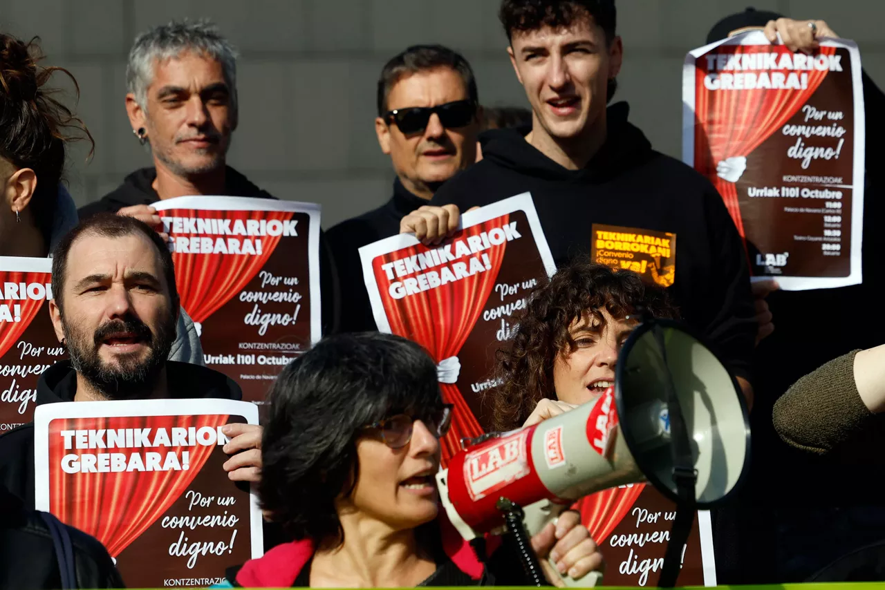 PAMPLONA, 10/10/2026.- Técnicos y técnicas de espectáculos se han concentrado este sábado en la plaza de Baluarte, en Pamplona, dentro de la jornada de huelga convocada para reclamar un convenio propio para el personal técnico y auxiliar de eventos de Navarra, y han denunciado la falta de respuesta de la patronal a la negociación. Las personas concentradas han portado una pancarta con el lema 'Teknikariak borrokan! Convenio digno ya!' y han coreado consignas como 'Sin técnicos no hay circo, un convenio digno', 'Queremos trabajar sin precariedad' y 'Si no hay un buen salario, apago el escenario'.EFE/ Jesús Diges
