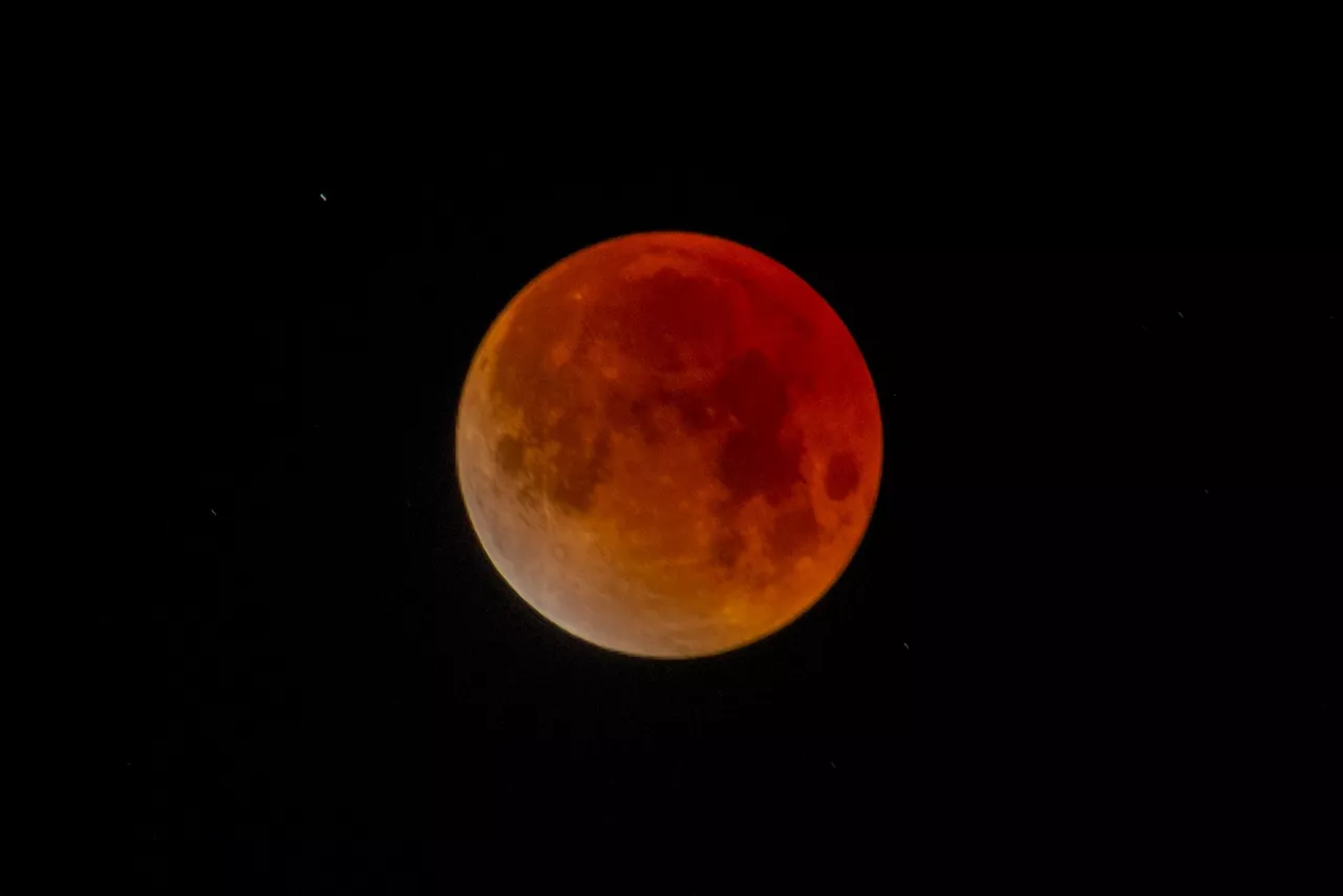 (Foto de ARCHIVO)

03 March 2026, US, Los Angeles: The blood moon rises in the sky over Los Angeles, during a total lunar eclipse. Photo: Ringo Chiu/SOPA Images via ZUMA Press Wire/dpa



Ringo Chiu/SOPA Images via ZUMA / DPA

03/3/2026 ONLY FOR USE IN SPAIN