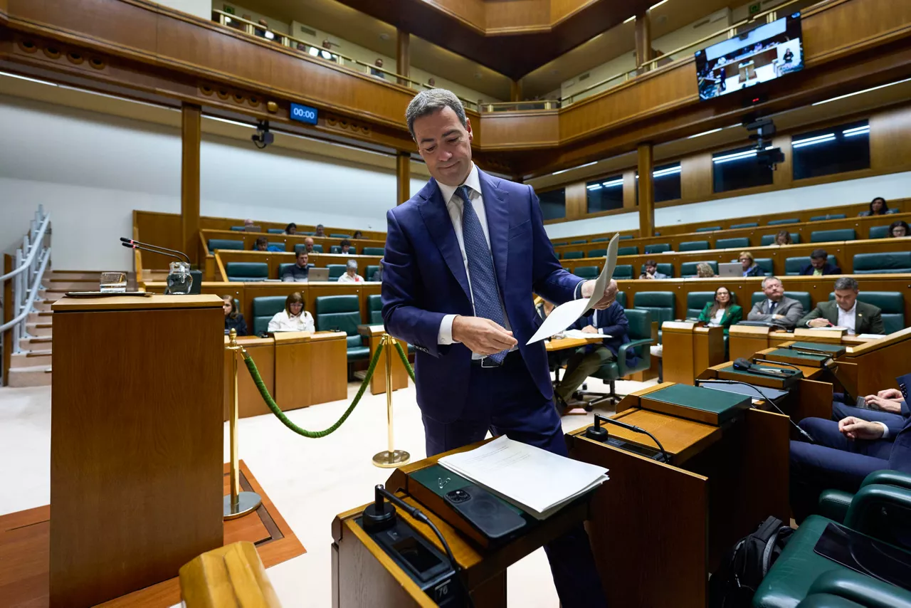 El Lehendakari, Imanol Pradales vuelve a su escaño tras una respuesta en el pleno de control al gobierno en el Parlamento Vasco, donde ha dicho este viernes a EH Bildu que tiene "la llave" a través de los más de cien ayuntamientos que gobierna, para la construcción de 42.000 viviendas y ha instado a la coalición abertzale a que "ponga suelo" en esos municipios a disposición del Gobierno Vasco. EFE/Adrián Ruiz-Hierro
