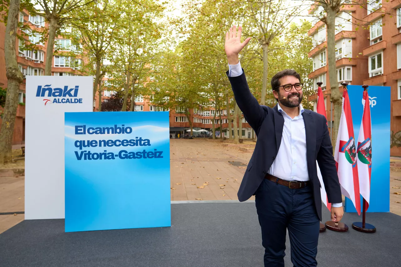 VITORIA, 03/10/2026.- El candidato del PP a alcalde de Vitoria, Iñaki García Calvo, presenta su candidatura para la Alcadía a las elecciones municipales de mayo de 2027, este sábado en un acto celebrado en el barrio de San Martín de la capital vasca.  EFE/ Adrian Ruiz Hierro
