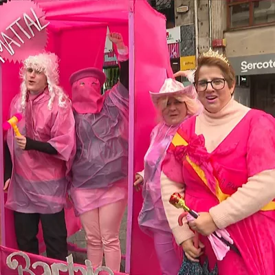 El tiempo no empaña la fiesta de los disfraces, y muchos buscan cobijo para disfrutar del carnaval