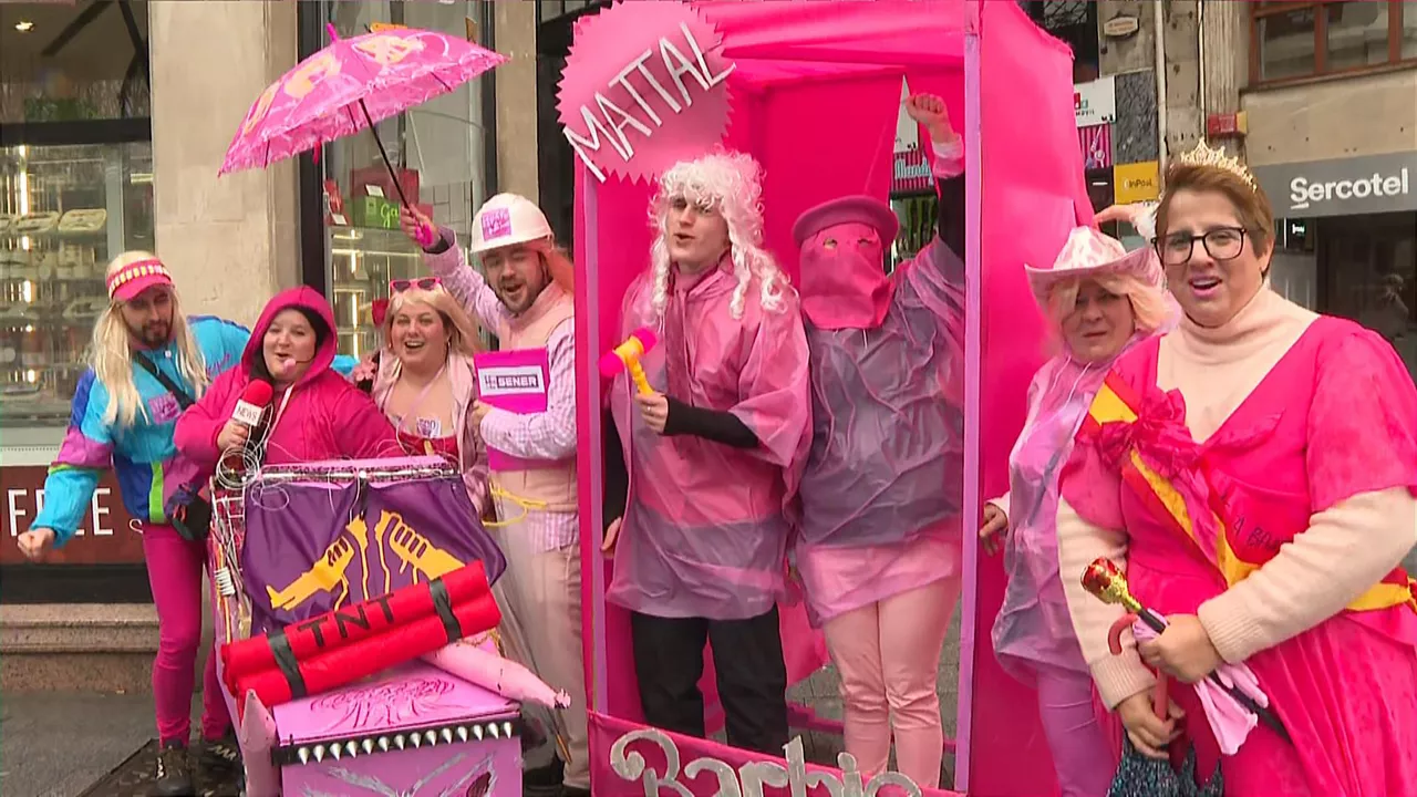 El tiempo no empaña la fiesta de los disfraces, y muchos buscan cobijo para disfrutar del carnaval