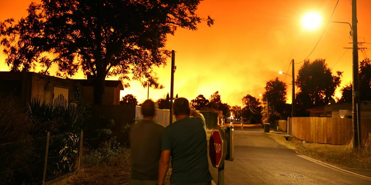 23 July 2026, France, Le Porge: Residents look at the sky illuminated by a wildfire in Le Porge, southwestern France. A fast-moving wildfire has burned 900 hectares north of Arcachon Bay, forcing the evacuation of more than 4,000 residents and tourists. Photo: Romain Perrocheau/AFP/dpa



23/7/2026 ONLY FOR USE IN SPAIN