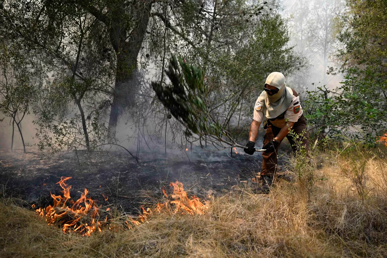 FOTODELDÍA GRAFCVA5261. BETXÍ (CASTELLÓN), 28/07/2026.- Efectivos de bomberos trabajan en Betxí (Castellón), uno de los municipios afectados por el incendio declarado el pasado sábado en la Vall d'Uixó (Castellón), que sigue activo y ha quemado ya más de 8.500 hectáreas, con un perímetro de 72 kilómetros y con 10.000 desalojados de 18 localidades. EFE/Andreu Esteban
