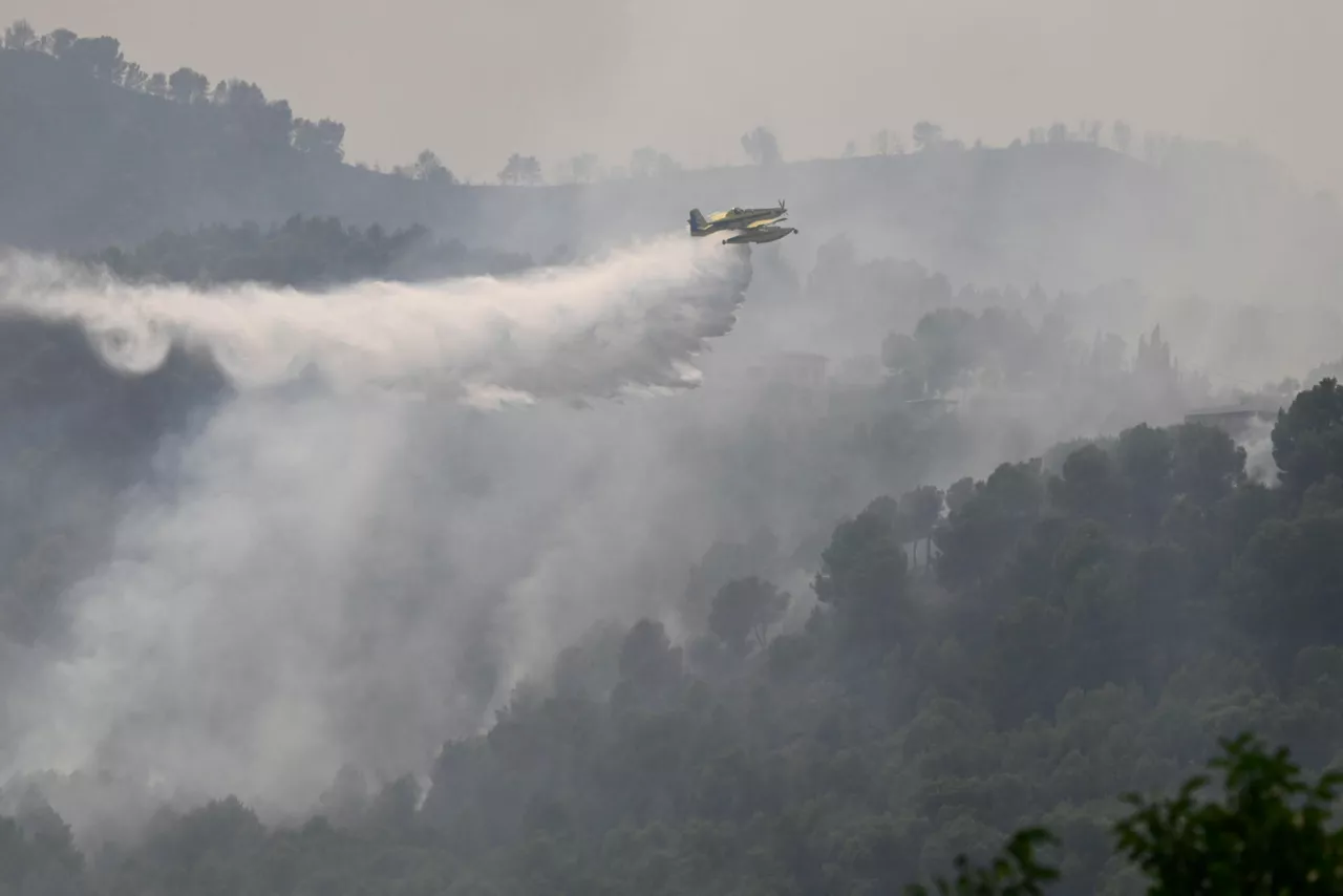 FOTODELDÍA BETXI (CASTELLÓN), 27/07/2026.- Trabajos de extinción en el incendio del Vall d'Uixó (Castellón), declarado el pasado sábado y que ha arrasado ya 7.200 hectáreas y en su control trabajan más de 400 efectivos terrestres y 25 aéreos, que se centran ahora en la zona de Eslida, la urbanización Monserrat en Betxí y en el Montí en Onda. EFE/ Andreu Esteban

