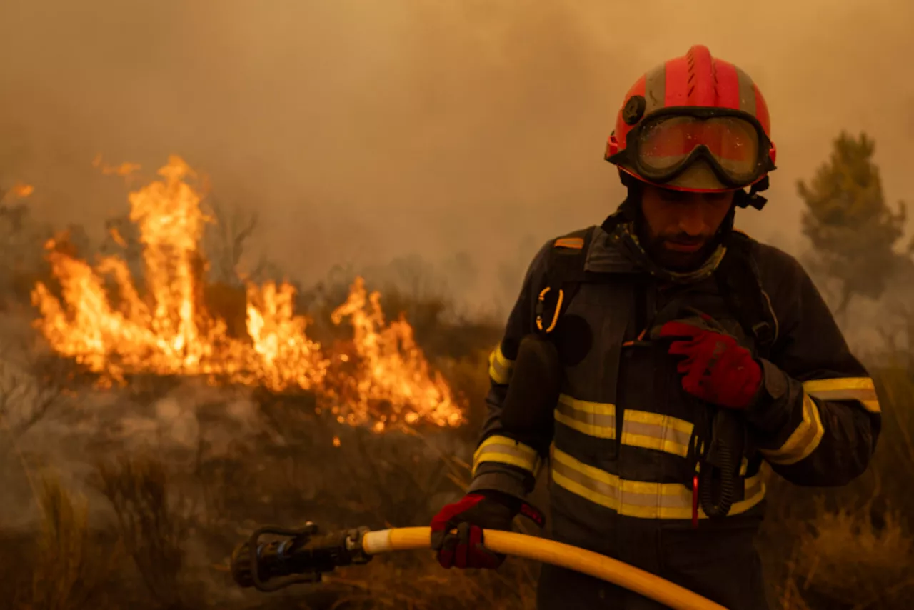 FOTODELDÍA - CUALEDRO (OURENSE), 15/08/2025.- Vecinos y bomberos intentan aplacar el fuego que afecta este viernes a la aldea de Lamas (Cualedro), en Ourense.La medida de confinamiento por los incendios se ha levantado para más de 200 personas en distintos puntos de Ourense, aunque se mantiene para otras 120 por los incendios forestales que afectan a esa provincia. El 112 Galicia ha informado de que han concluido los de Rebordedondo, en Cualedro -60 personas-, y los de As Casas dos Montes, en Oímbra -142 personas-. EFE/Brais Lorenzo
