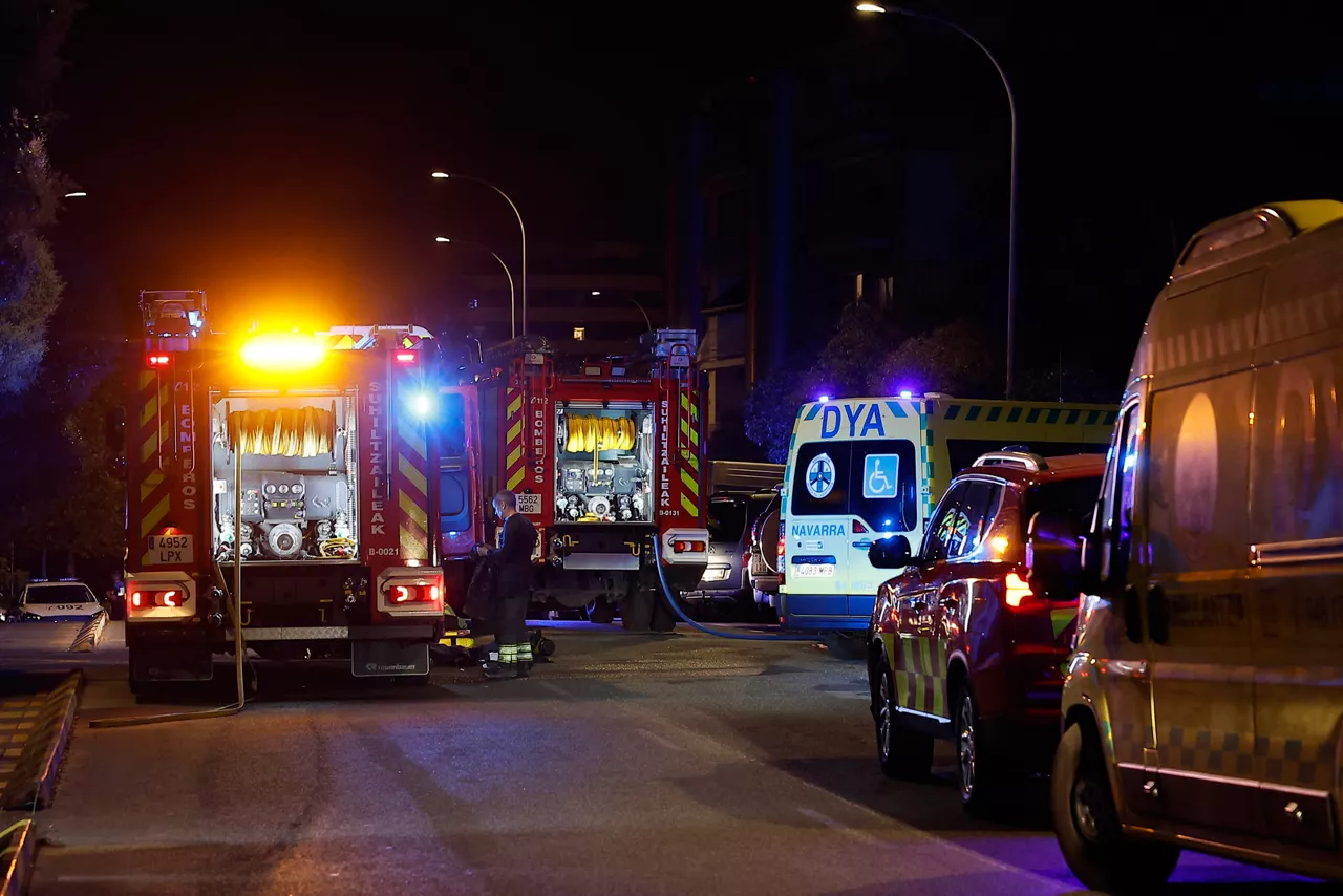 PAMPLONA, 19/09/2026.- Una persona ha fallecido y siete han sido trasladadas al hospital por inhalación de humo a consecuencia de un incendio declarado la noche de este sábado en una habitación de la residencia Padre Menni, situada en el Paseo de los Enamorados de Pamplona, que ha obligado a reubicar a medio centenar de pacientes. EFE/Villar López
