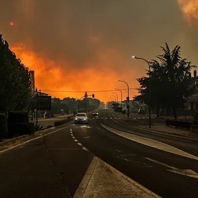 Llamas del incendio forestal, a 25 de julio de 2026, en La Adrada, Ávila, Castilla y León (España). La Adrada, uno de los municipios del Valle del Tiétar (Ávila), ha sido evacuado de forma preventiva este sábado ante el avance del grave incendio de Burgohondo que, junto con el de Madrid, tienen en vilo a la población aledaña y que han quemado ya más de 45.000 hectáreas.



César Vallejo Rodríguez / Europa Press

26 JULIO 2026 INCENDIO FORESTAL

26/7/2026