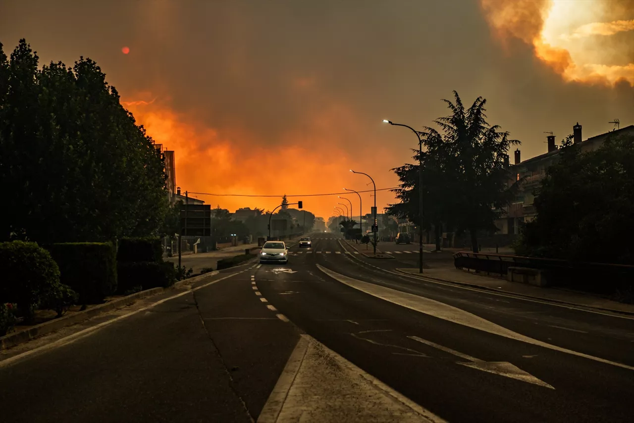 Llamas del incendio forestal, a 25 de julio de 2026, en La Adrada, Ávila, Castilla y León (España). La Adrada, uno de los municipios del Valle del Tiétar (Ávila), ha sido evacuado de forma preventiva este sábado ante el avance del grave incendio de Burgohondo que, junto con el de Madrid, tienen en vilo a la población aledaña y que han quemado ya más de 45.000 hectáreas.



César Vallejo Rodríguez / Europa Press

26 JULIO 2026 INCENDIO FORESTAL

26/7/2026