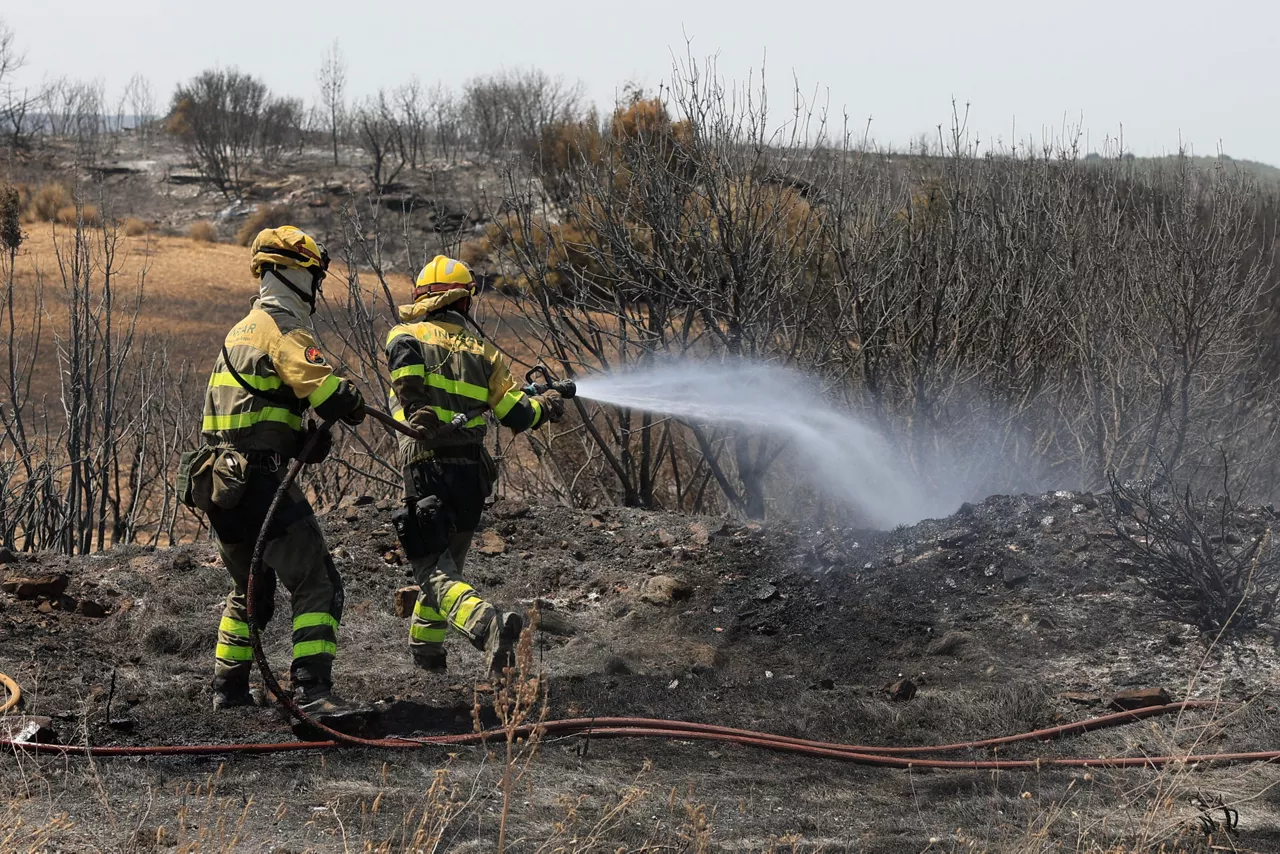 ORÉS (ZARAGOZA), 19/07/2026.- El operativo desplegado en el incendio forestal de Orés (Zaragoza), que desde el miércoles ha afectado a unas 15.000 hectáreas en la comarca de las Cinco Villas, ha cumplido, en una noche positiva, el objetivo de evitar que aumente la superficie afectada, y durante este domingo va a avanzar en la consolidación del perímetro. EFE/ Javier Cebollada
