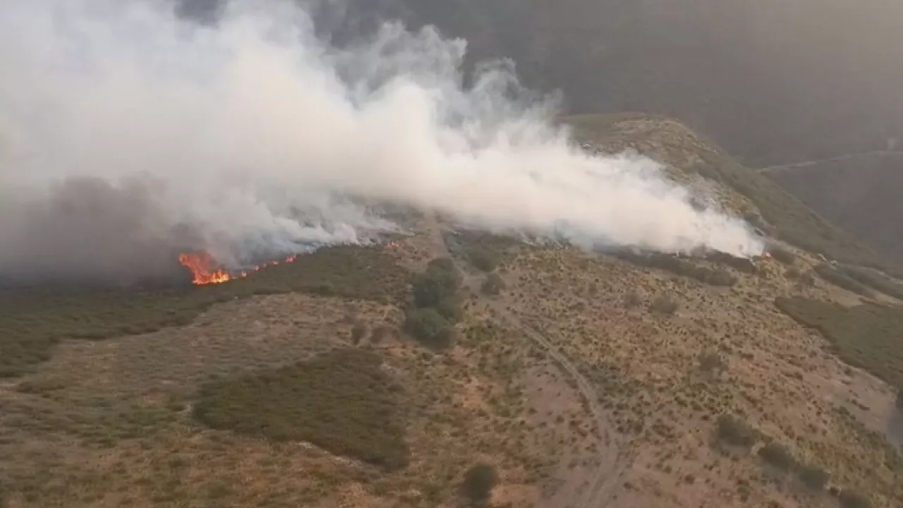 Las tareas para extinguir el fuego se centran en estos momentos en el municipio de Fasgar (León), donde miles de hectáreas han quedado arrasadas por las llamas. Este helicóptero cuenta con una capacidad de 1000 litros.