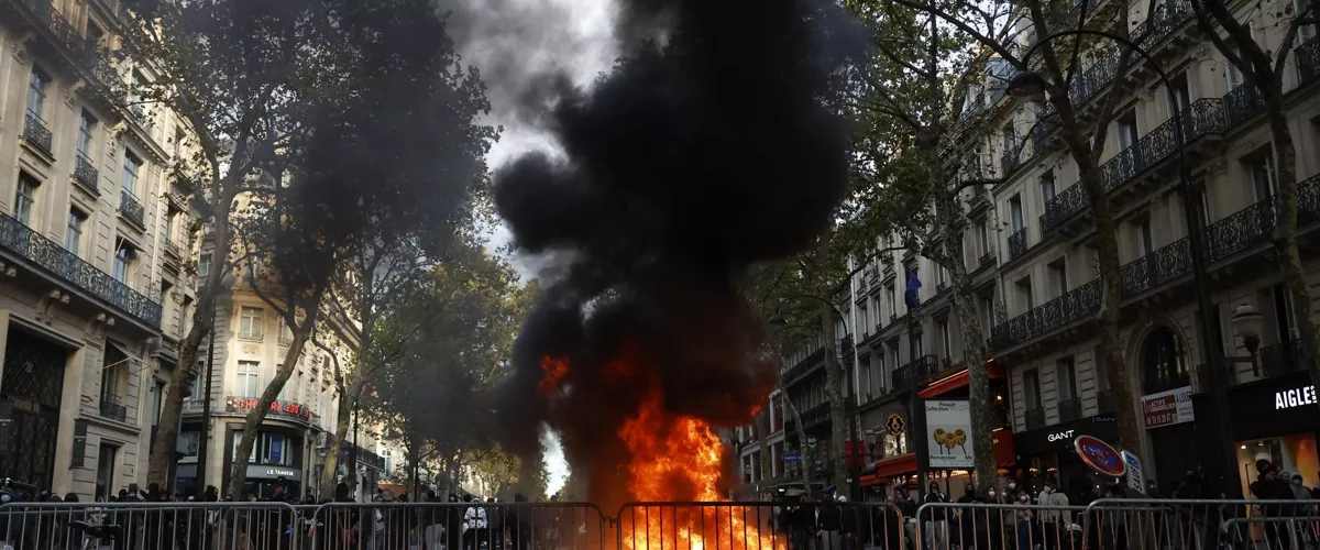 Paris (France), 17/10/2026.- A street barricade burns as protesters clash with police during a demonstration against rising living costs and cuts to public services in Paris, France, 17 October 2026. The nationwide mobilization brought together Yellow Vest (Gilets Jaunes) activists, high school and university students, trade unions and other groups protesting rising living costs, fuel prices and deteriorating public services, while demanding improvements in education and school conditions. (Protestas, Francia) EFE/EPA/MOHAMMED BADRA
