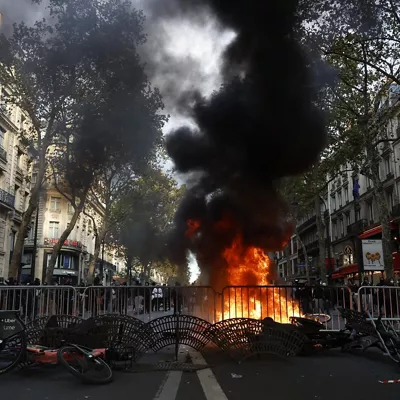 Paris (France), 17/10/2026.- A street barricade burns as protesters clash with police during a demonstration against rising living costs and cuts to public services in Paris, France, 17 October 2026. The nationwide mobilization brought together Yellow Vest (Gilets Jaunes) activists, high school and university students, trade unions and other groups protesting rising living costs, fuel prices and deteriorating public services, while demanding improvements in education and school conditions. (Protestas, Francia) EFE/EPA/MOHAMMED BADRA
